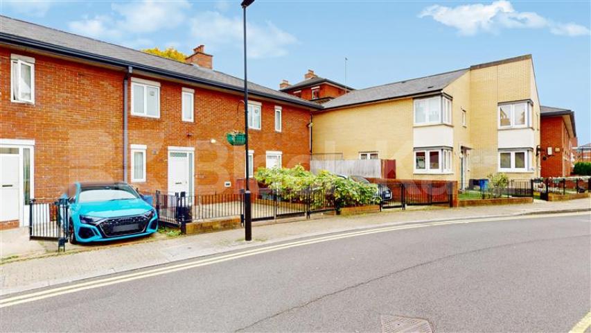 Stylish 2 Bed Split-Level Garden Flat in Prime W10 Location Dowland Street, Queens Park